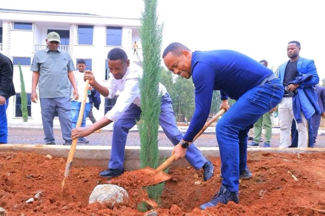 ርዕሰ መስተዳድር ጥላሁን ከበደ ግንባታው በመጠናቀቅ ላይ በሚገኘው የክልሉ ቤተ-መንግሥት አረንጓዴ አሻራቸውን አኖሩ